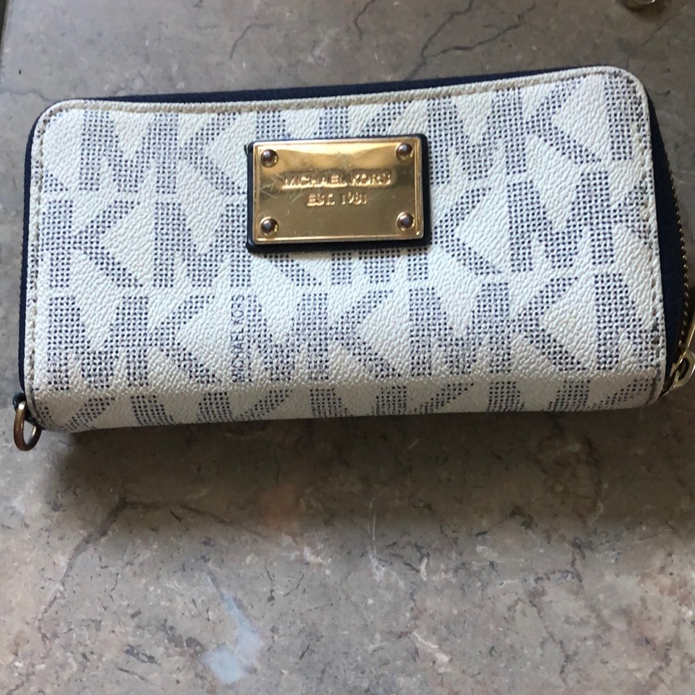 Michael kors wristlet